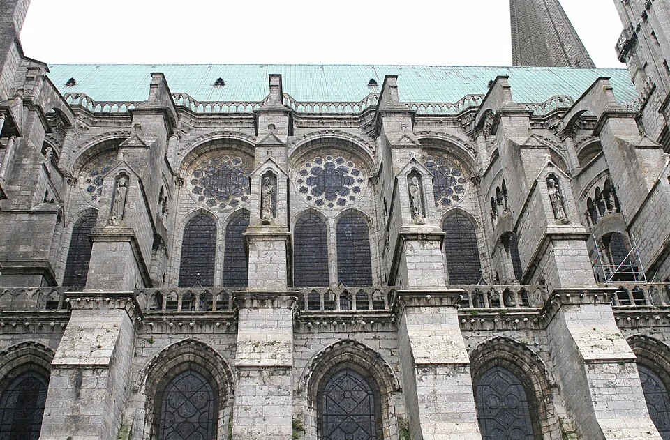 Chartres Cathedral flying buttresses, exterior view showing the arched stone supports that transfer wall thrust to external piers