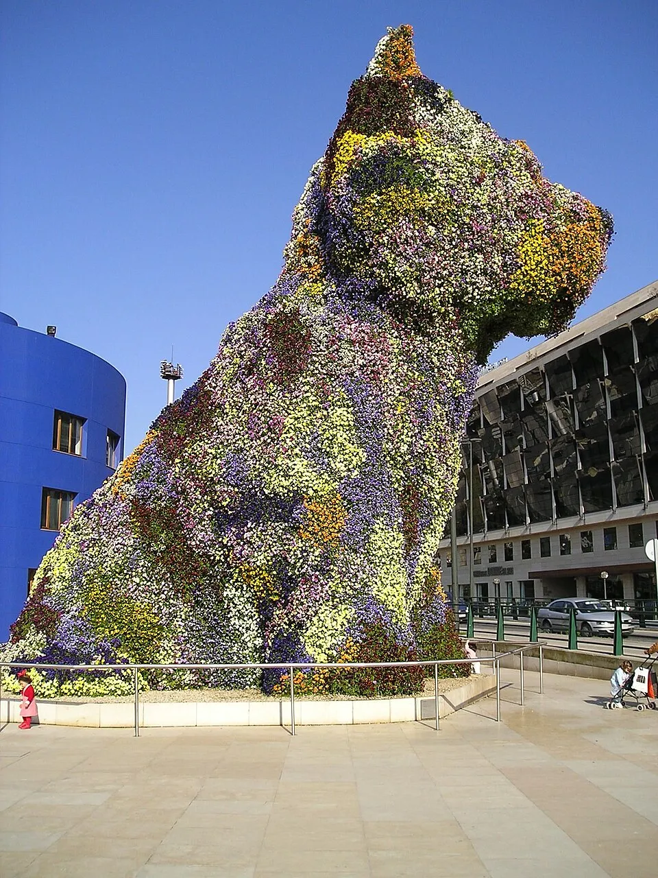 Jeff Koons, Puppy, outside the Guggenheim Bilbao. A 12-meter tall West Highland Terrier covered in flowering plants, standing guard at the museum entrance.